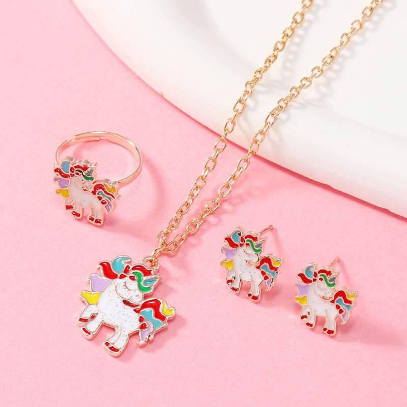 Ékszerszett: Rajzfilm-szerű unikornis meggyes motívummal – Nyaklánc, Fülbevaló, Gyűrű; Anyag: ötvözet; Lánc típusa: keresztezett lánc; Medál anyaga: ötvözet; Sorozat: Rainbow Unicorn