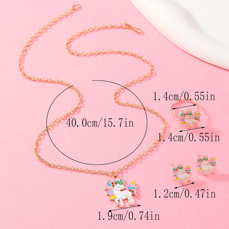 Ékszerszett: Rajzfilm-szerű unikornis meggyes motívummal – Nyaklánc, Fülbevaló, Gyűrű; Anyag: ötvözet; Lánc típusa: keresztezett lánc; Medál anyaga: ötvözet; Sorozat: Rainbow Unicorn