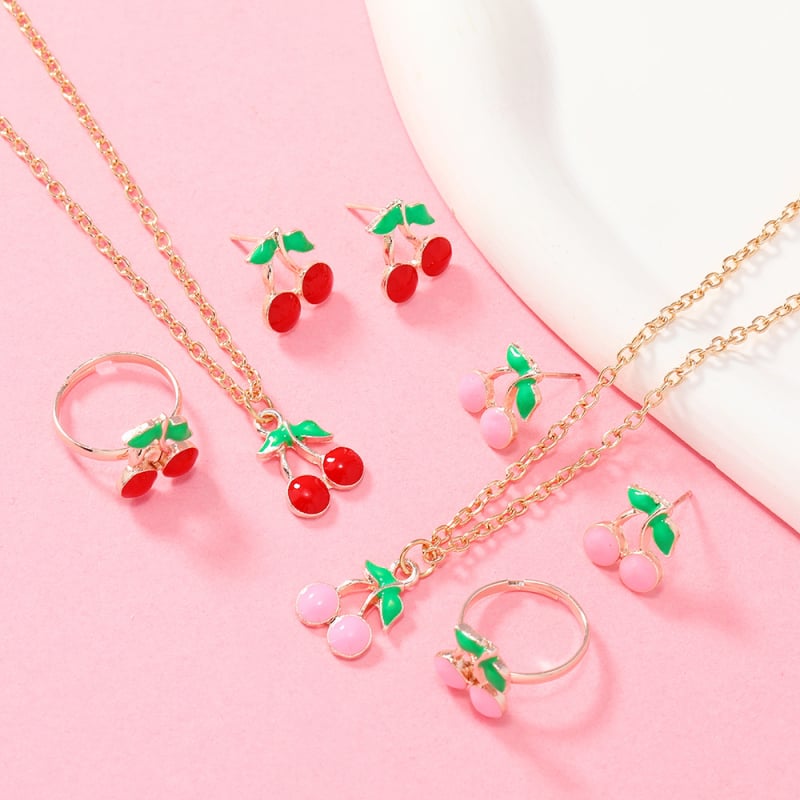 Ékszerszett: Rajzfilm-szerű unikornis meggyes motívummal – Nyaklánc, Fülbevaló, Gyűrű; Anyag: ötvözet; Lánc típusa: keresztezett lánc; Medál anyaga: ötvözet; Sorozat: Rainbow Unicorn