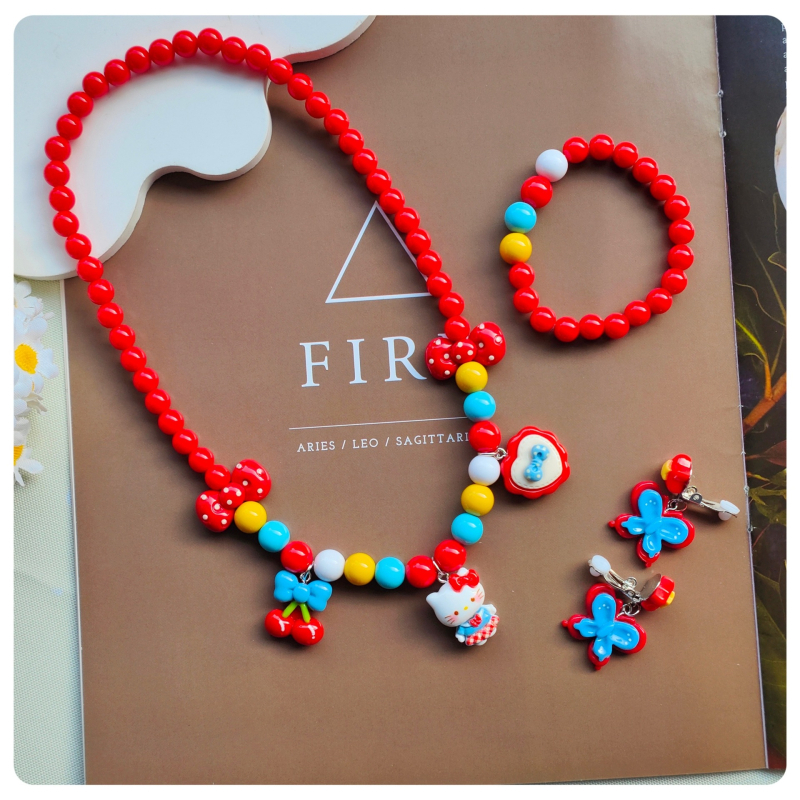 Детски комплект бижута: ретро стил, зайче с панделка — колие, гривна и ушни клипсове, четири части; Материал: пластмаса/смола; Ръчна изработка; Фигура: зайче; Възраст: 3–6, 6–10, над 10