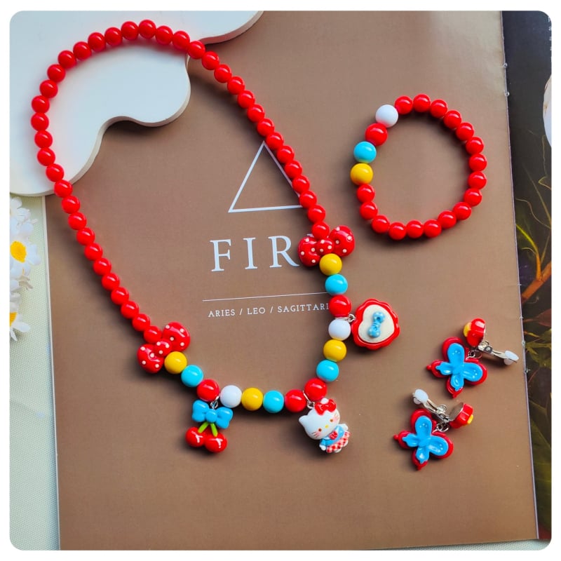 Детски комплект бижута: ретро стил, зайче с панделка — колие, гривна и ушни клипсове, четири части; Материал: пластмаса/смола; Ръчна изработка; Фигура: зайче; Възраст: 3–6, 6–10, над 10