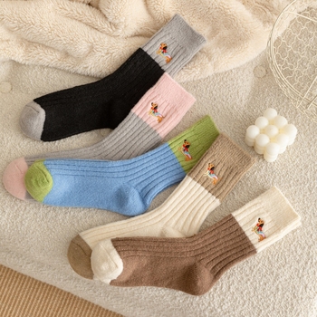 Dachshund hímzett zokni, középső cső magasságú mintázat blokkokkal, poliészter anyag, 84n dupla tűs kötés