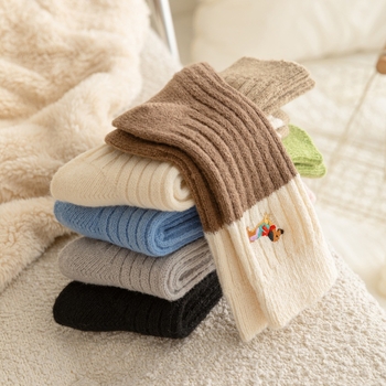 Dachshund hímzett zokni, középső cső magasságú mintázat blokkokkal, poliészter anyag, 84n dupla tűs kötés