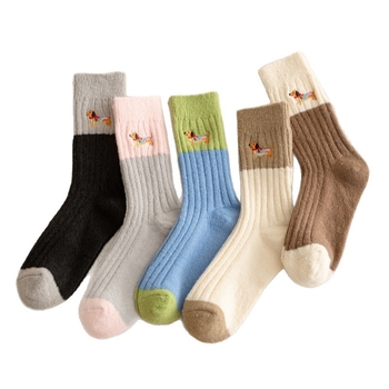 Dachshund hímzett zokni, középső cső magasságú mintázat blokkokkal, poliészter anyag, 84n dupla tűs kötés