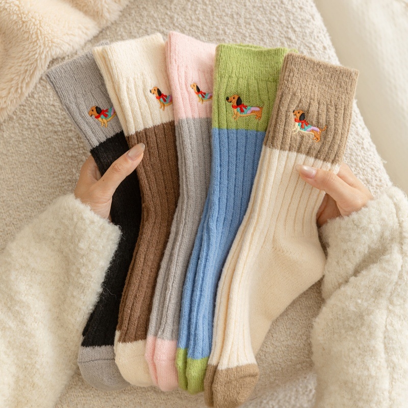 Čarape s izvezenim jazavčarom, blokova duljina uzorak, poliester materijal, srednja duljina čarape, pletene s dvostrukom iglom 84n