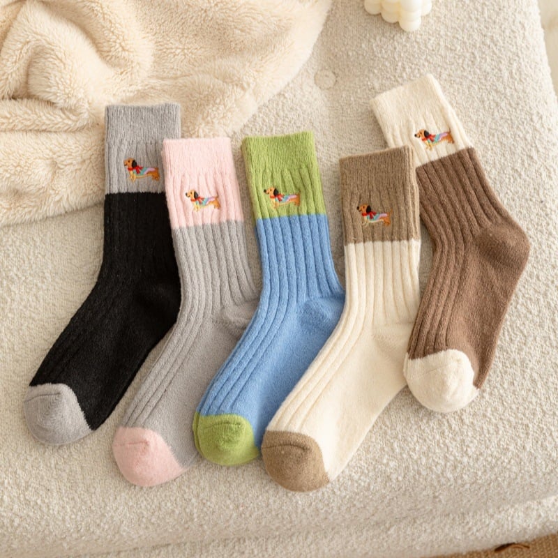 Dachshund hímzett zokni, középső cső magasságú mintázat blokkokkal, poliészter anyag, 84n dupla tűs kötés