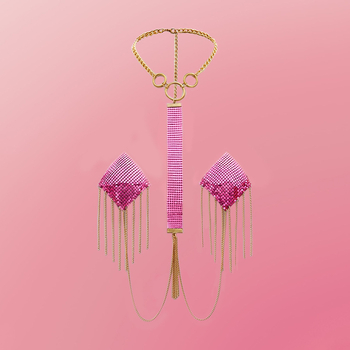 Aliuminiai krūtinės pleistrai su kvadratine forma ir metalo grandine krūtyje — linksmas stilius