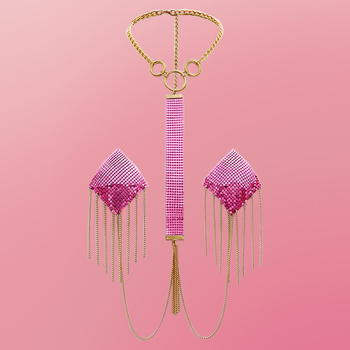 Aliuminiai krūtinės pleistrai su kvadratine forma ir metalo grandine krūtyje — linksmas stilius