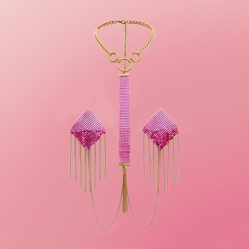 Aliuminiai krūtinės pleistrai su kvadratine forma ir metalo grandine krūtyje — linksmas stilius