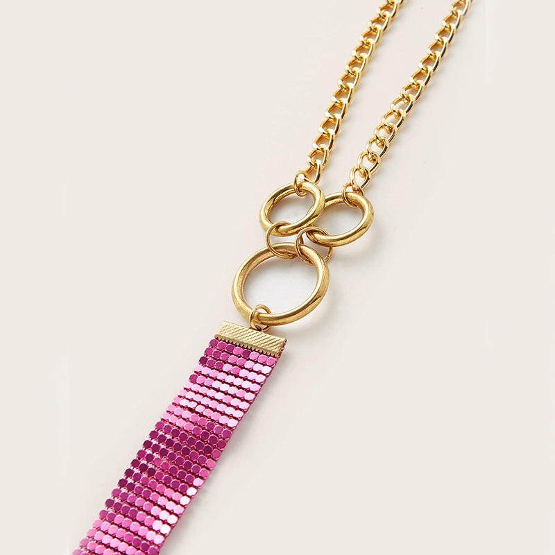 Aliuminiai krūtinės pleistrai su kvadratine forma ir metalo grandine krūtyje — linksmas stilius