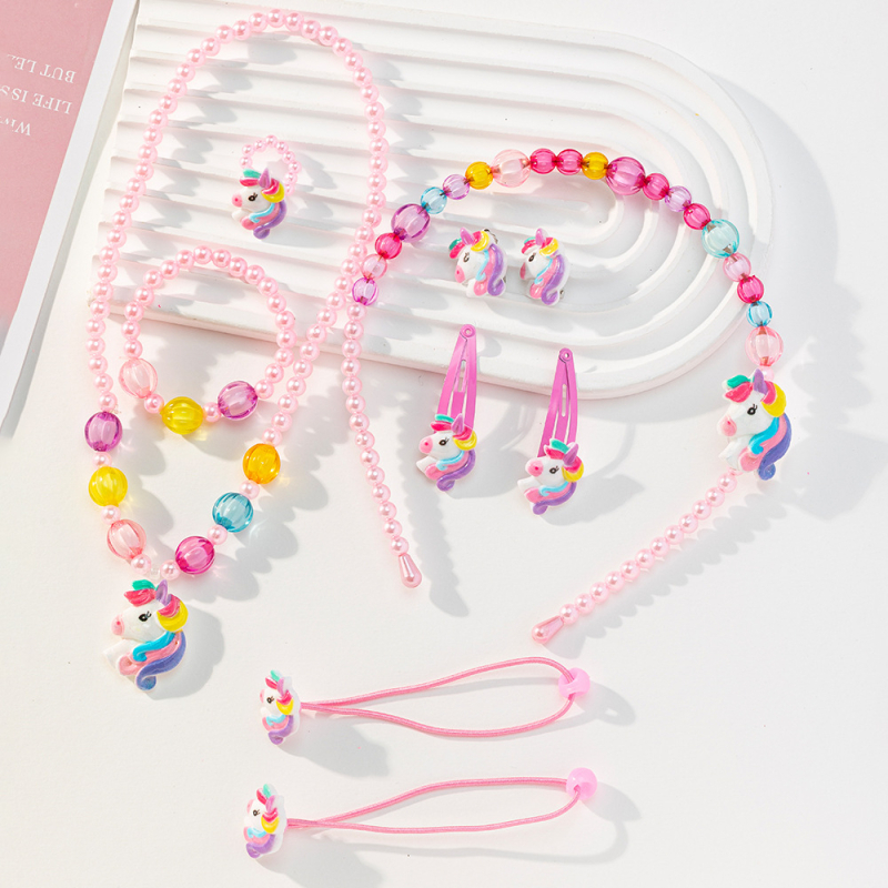 Dječji set nakita s jednorošcem: ogrlica, naušnice i kopča za kosu • Materijal: plast/smola; Privjesak: plast/smola; Lanac: elastična žica; Wzor: jednorog