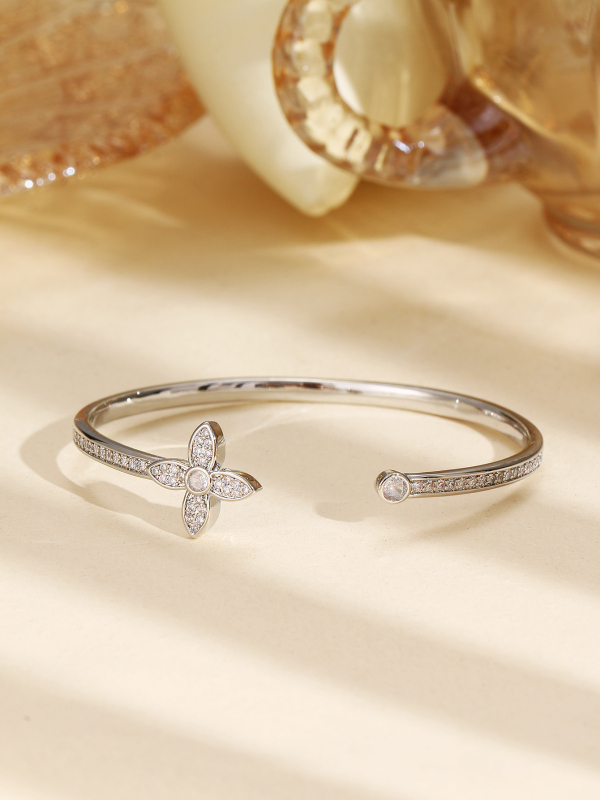 Réz karkötő cirkónium berakásokkal, állítható nyitott dizájn, könnyed luxus stílus