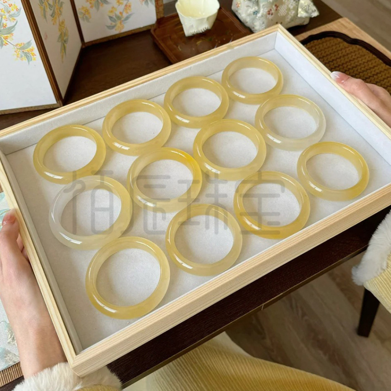 Narukvica od Huanglong Jade, Baichen, prirodni materijal, obrada: brušenje i poliranje, podrijetlo Henan, ljeto 2024 izdanje.