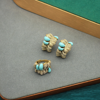 Set nakita: naušnice u obliku slova C s graviranim dizajnom i podesivim prstenom s mednim inlejom; bakar, elektroplating, brend Moxi, set: ručni nakit + naušnice