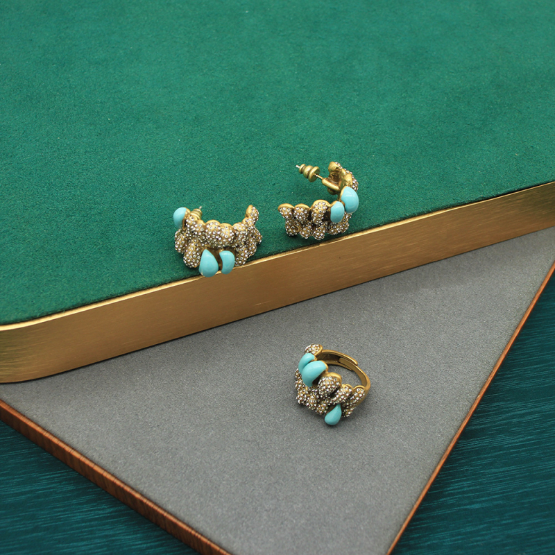 Set nakita: naušnice u obliku slova C s graviranim dizajnom i podesivim prstenom s mednim inlejom; bakar, elektroplating, brend Moxi, set: ručni nakit + naušnice