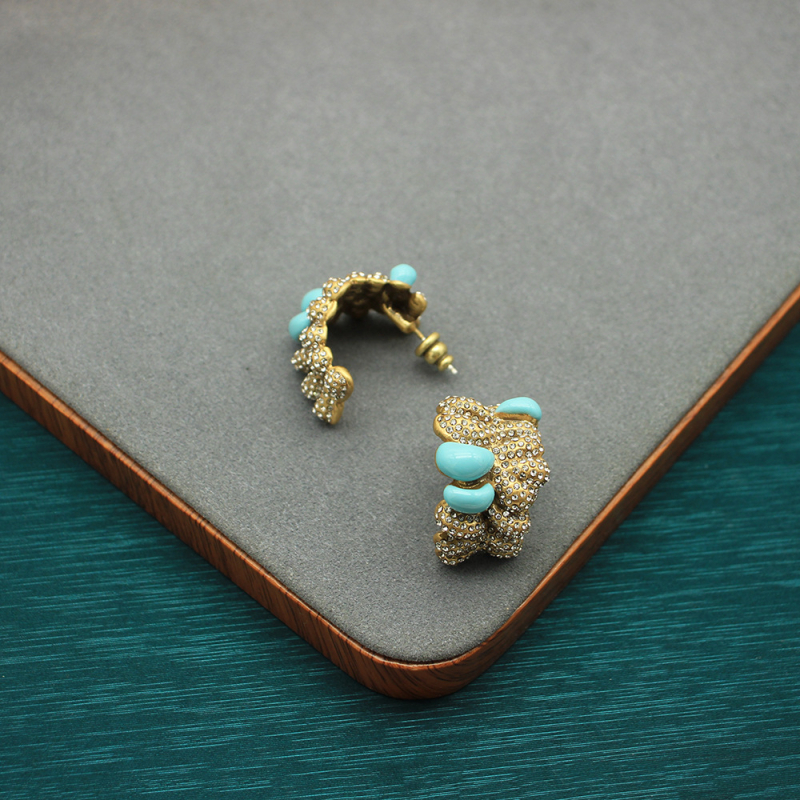 Set nakita: naušnice u obliku slova C s graviranim dizajnom i podesivim prstenom s mednim inlejom; bakar, elektroplating, brend Moxi, set: ručni nakit + naušnice