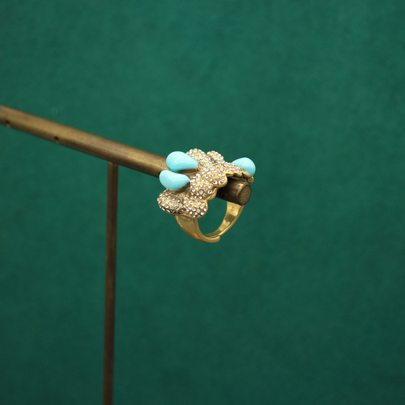 Set nakita: naušnice u obliku slova C s graviranim dizajnom i podesivim prstenom s mednim inlejom; bakar, elektroplating, brend Moxi, set: ručni nakit + naušnice