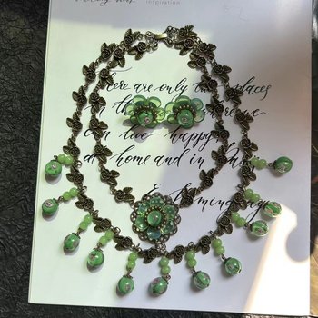 Ručno izrađeni set nakita od staklene glazure – retro ruža ogrlica s odgovarajućim naušnicama, višeslojni dizajn, običan lanac