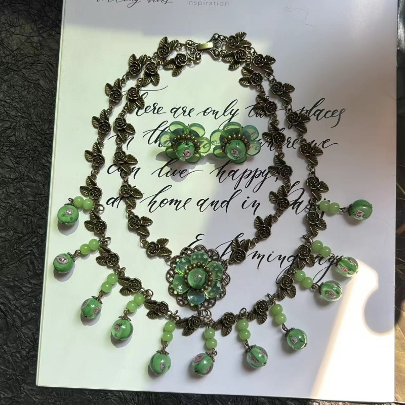 Ručno izrađeni set nakita od staklene glazure – retro ruža ogrlica s odgovarajućim naušnicama, višeslojni dizajn, običan lanac