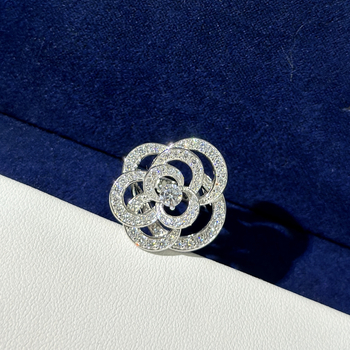 925-ös ezüstből készült kamélia kivágott dizájnnal gyűrű és nyaklánc szett, csavart lánccal, virág motívummal, uniszex