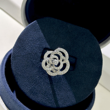 925-ös ezüstből készült kamélia kivágott dizájnnal gyűrű és nyaklánc szett, csavart lánccal, virág motívummal, uniszex