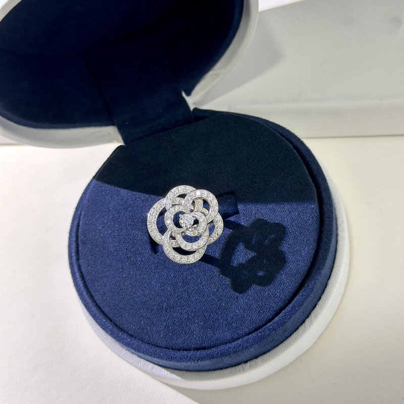 925-ös ezüstből készült kamélia kivágott dizájnnal gyűrű és nyaklánc szett, csavart lánccal, virág motívummal, uniszex