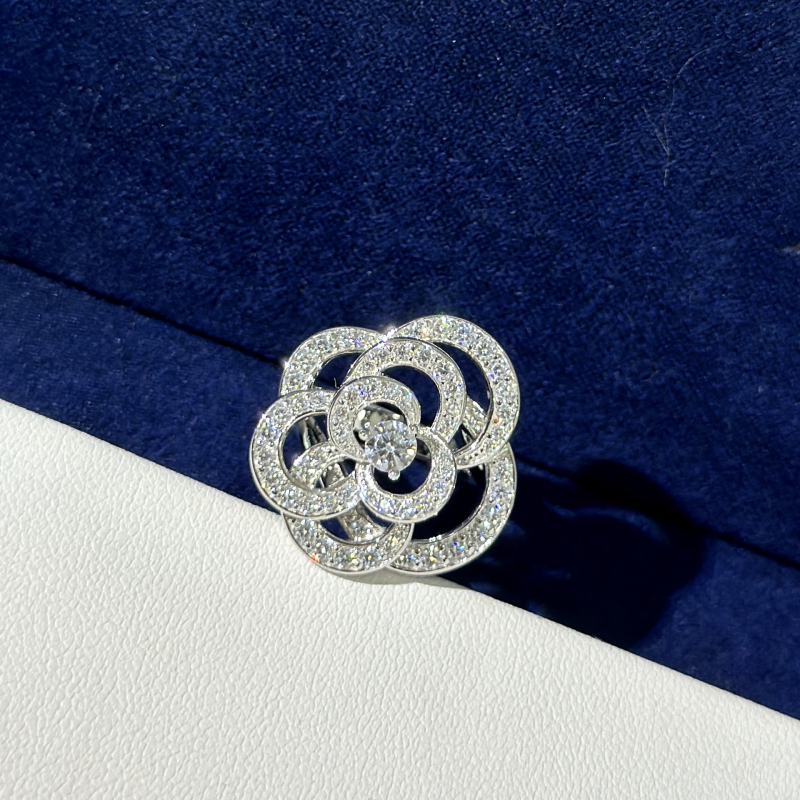 925-ös ezüstből készült kamélia kivágott dizájnnal gyűrű és nyaklánc szett, csavart lánccal, virág motívummal, uniszex