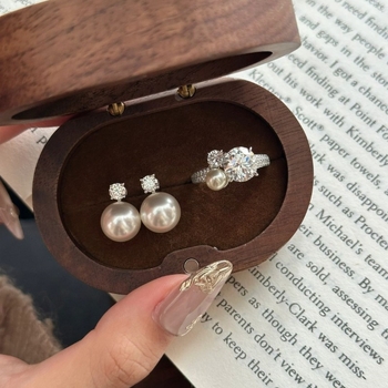 Set prstenja i naušnica od bakra, s velikim okruglim cirkonijem u ugradnji, elektropolirani završni sloj, lagani luksuzni stil, motiv crtanog lika