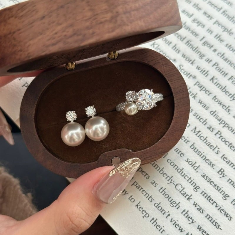 Set prstenja i naušnica od bakra, s velikim okruglim cirkonijem u ugradnji, elektropolirani završni sloj, lagani luksuzni stil, motiv crtanog lika