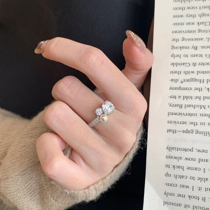 Set prstenja i naušnica od bakra, s velikim okruglim cirkonijem u ugradnji, elektropolirani završni sloj, lagani luksuzni stil, motiv crtanog lika