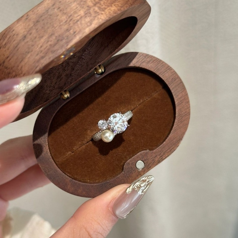 Set prstenja i naušnica od bakra, s velikim okruglim cirkonijem u ugradnji, elektropolirani završni sloj, lagani luksuzni stil, motiv crtanog lika