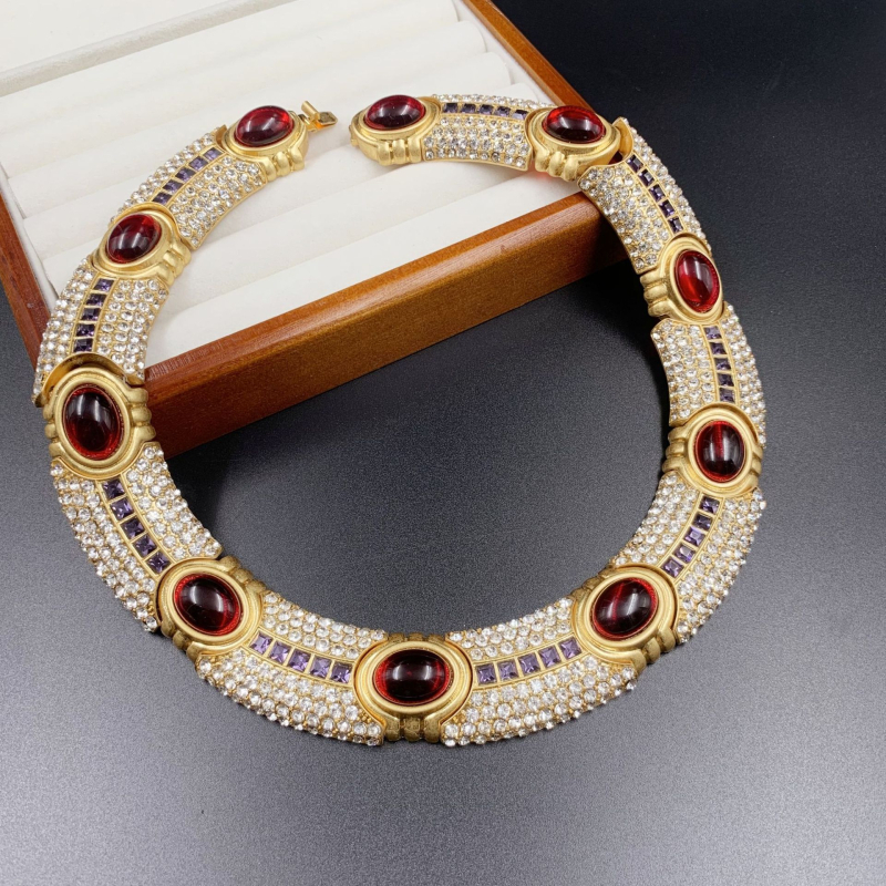 Set ogrlice i naušnica s dijamantnim ugradnjom, retro dvorčevski stil, privjesak od legure, obična lančana, ženski nakit