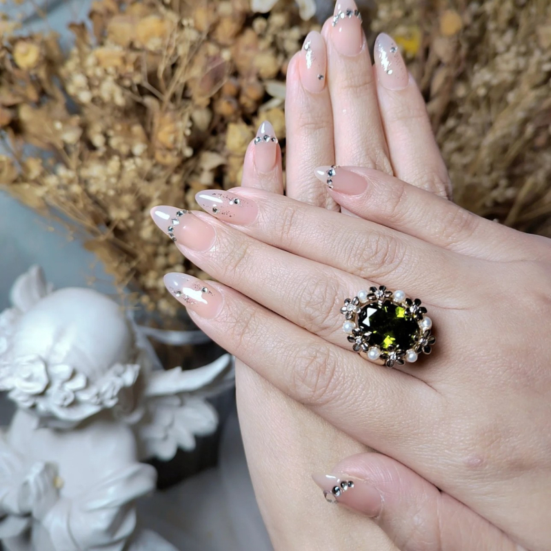 Set nakita: naušnice i ogrlica od bakra s elektroplastičnim premazom, križni lančić, privjesak od legure, proljeće 2025