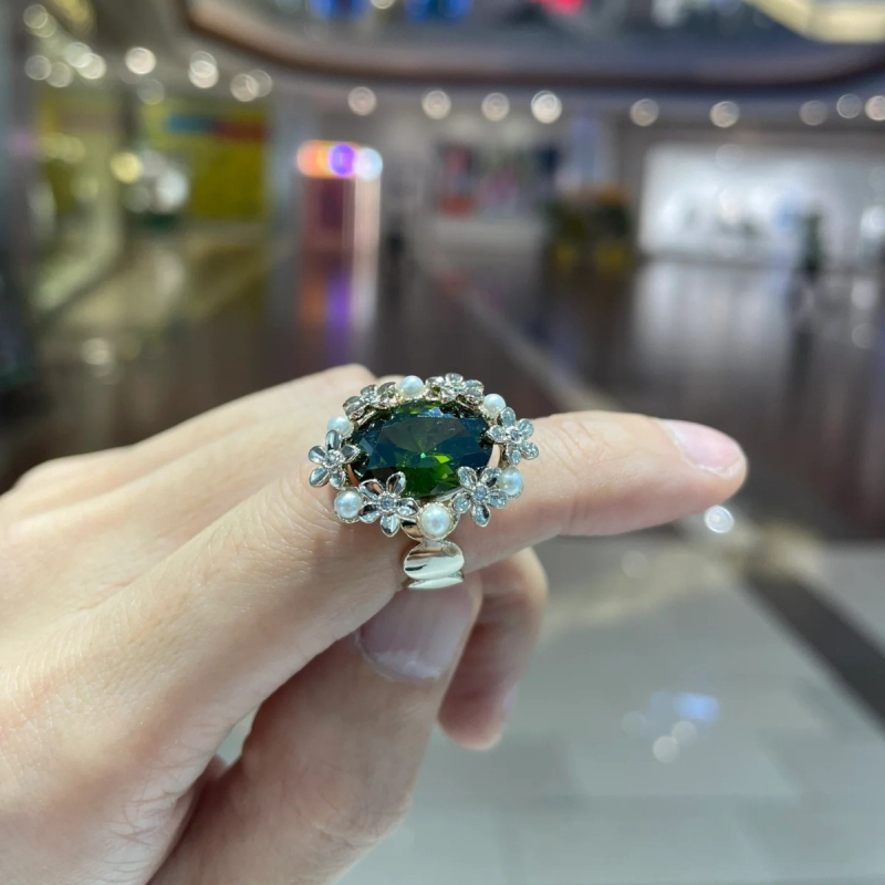 Set nakita: naušnice i ogrlica od bakra s elektroplastičnim premazom, križni lančić, privjesak od legure, proljeće 2025