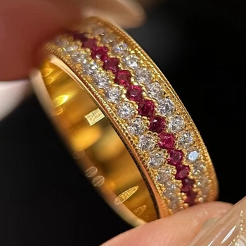 Set de bijuterii: inel și colier cu trei rânduri de diamante și rubine, cupru cu electroplacare, lanț în stil Chopard, model: cruce/coroană/numere romane