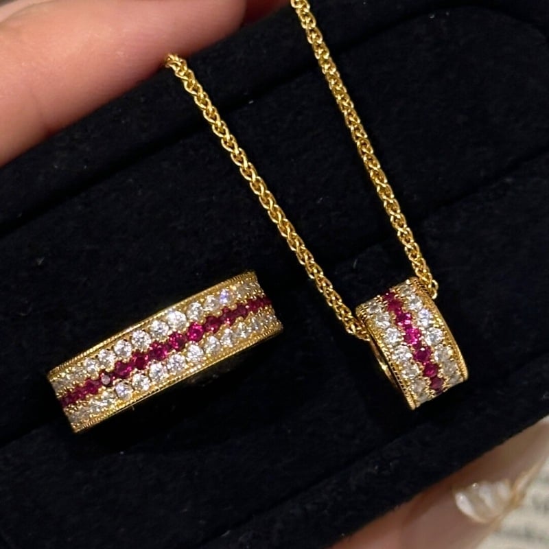 Set de bijuterii: inel și colier cu trei rânduri de diamante și rubine, cupru cu electroplacare, lanț în stil Chopard, model: cruce/coroană/numere romane