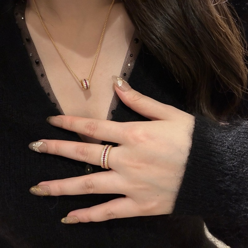 Set de bijuterii: inel și colier cu trei rânduri de diamante și rubine, cupru cu electroplacare, lanț în stil Chopard, model: cruce/coroană/numere romane