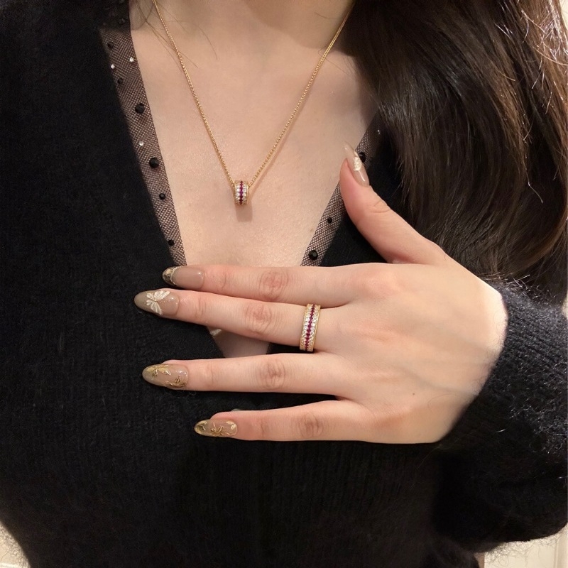 Set de bijuterii: inel și colier cu trei rânduri de diamante și rubine, cupru cu electroplacare, lanț în stil Chopard, model: cruce/coroană/numere romane