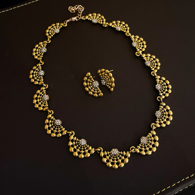 Geometrijski šuplji naušnice i ogrlica – legura, elektroplatina, kristali, lagani luksuz stil