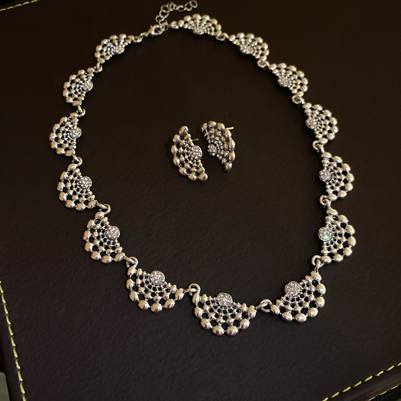 Geometrijski šuplji naušnice i ogrlica – legura, elektroplatina, kristali, lagani luksuz stil