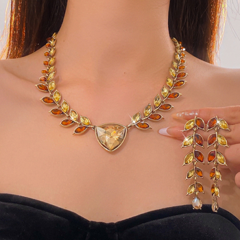 Nakit od legure s dijamantnim ugradama, etno stil i književni retro, s klasičnim lancem