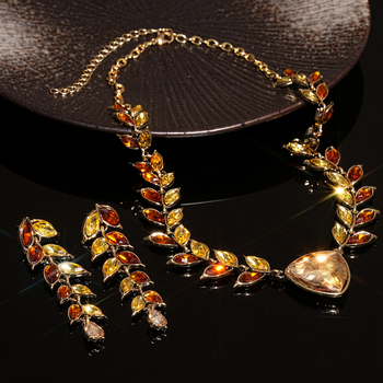 Nakit od legure s dijamantnim ugradama, etno stil i književni retro, s klasičnim lancem