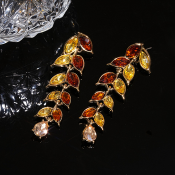 Nakit od legure s dijamantnim ugradama, etno stil i književni retro, s klasičnim lancem