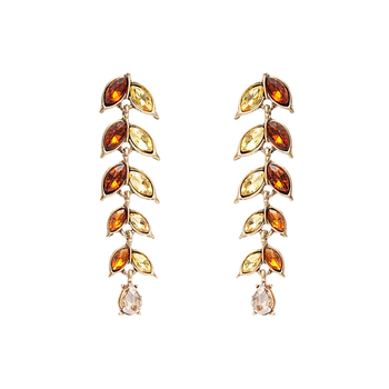 Nakit od legure s dijamantnim ugradama, etno stil i književni retro, s klasičnim lancem