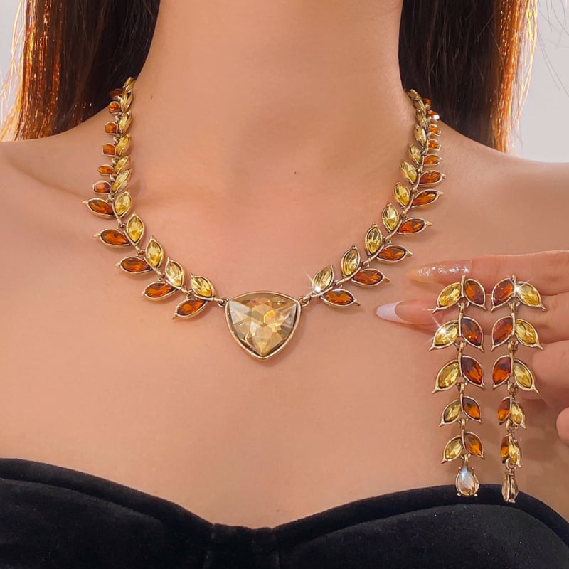 Nakit od legure s dijamantnim ugradama, etno stil i književni retro, s klasičnim lancem