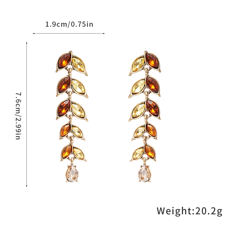 Nakit od legure s dijamantnim ugradama, etno stil i književni retro, s klasičnim lancem