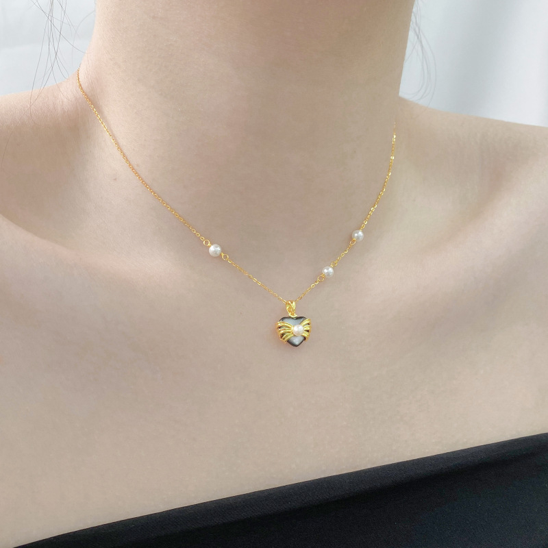 Colier cu pandantiv inimă din scoică cu perlă, argint 925, placare electro, lanț încrucișat, greutate 3 g