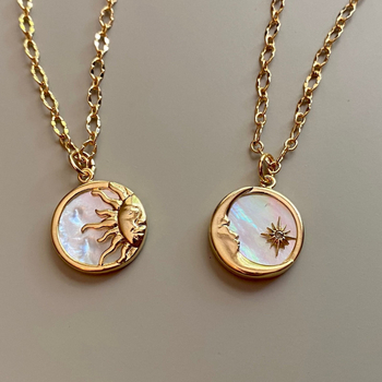 Ogrlica Sunce i Mjesec, privjesak u obliku novčića od morske biserne površine, 18K zlato premaz, nehrđajući čelik, križni lanac, duljina 41–50 cm, unisex
