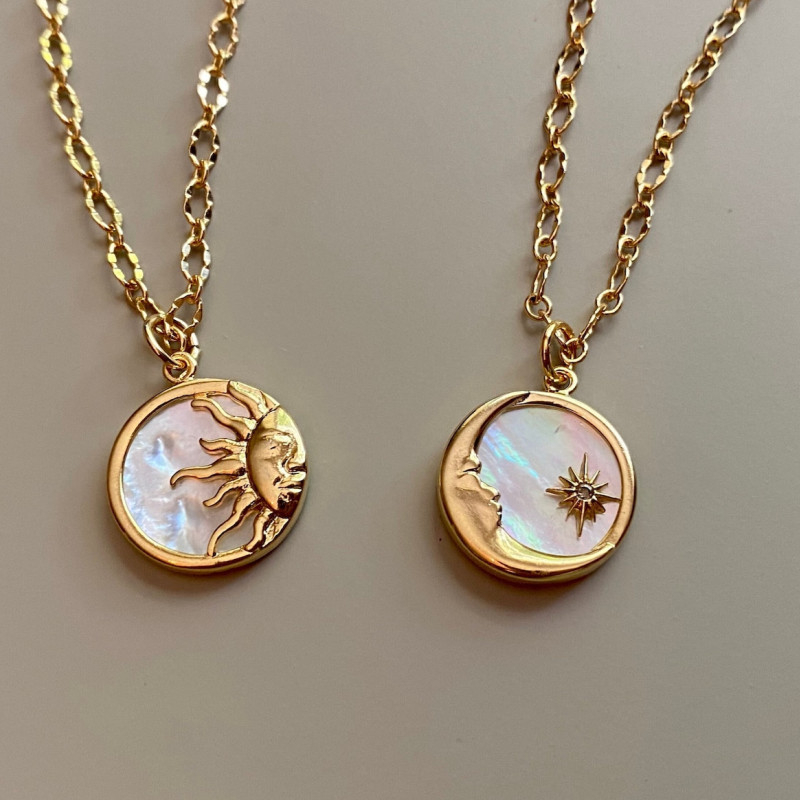 Ogrlica Sunce i Mjesec, privjesak u obliku novčića od morske biserne površine, 18K zlato premaz, nehrđajući čelik, križni lanac, duljina 41–50 cm, unisex