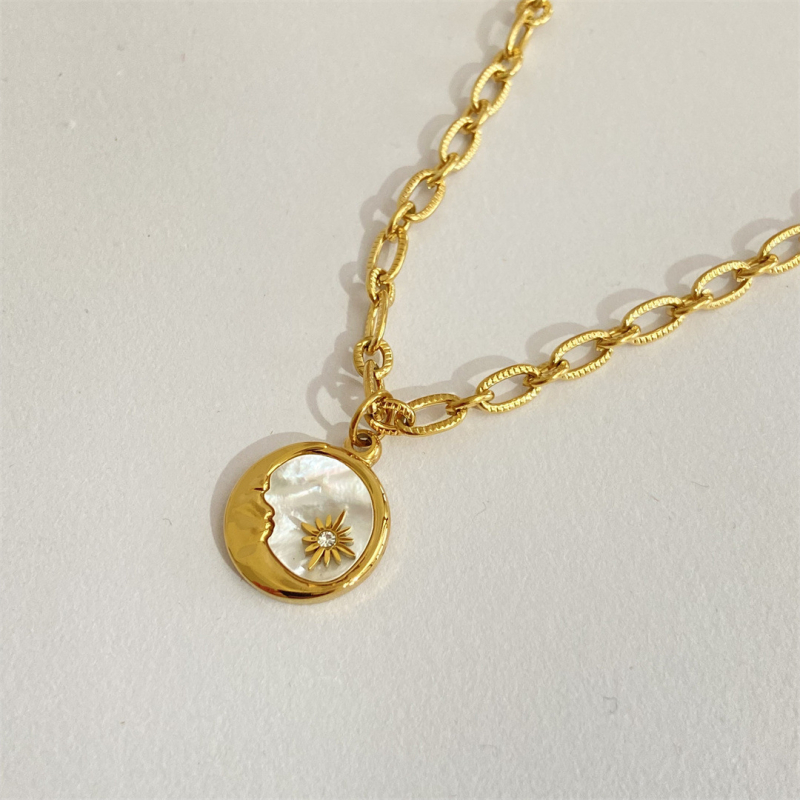 Ogrlica Sunce i Mjesec, privjesak u obliku novčića od morske biserne površine, 18K zlato premaz, nehrđajući čelik, križni lanac, duljina 41–50 cm, unisex